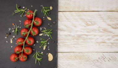 Siyah arka planda asmada vişne domatesleri