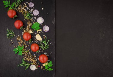 Siyah arka planda asmada vişne domatesleri