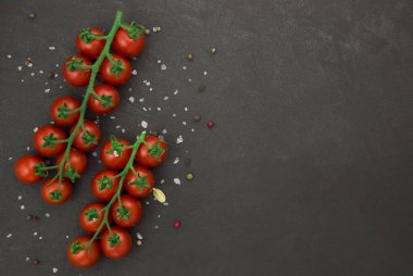 Siyah arka planda asmada vişne domatesleri