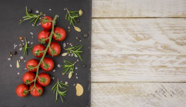 Siyah arka planda asmada vişne domatesleri