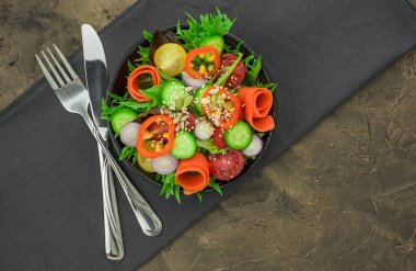 Yeni hazırlanmış yeşil ve kırmızı marullu yaz salatası.