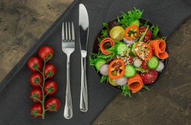 Yeni hazırlanmış yeşil ve kırmızı marullu yaz salatası.