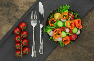 Yeni hazırlanmış yeşil ve kırmızı marullu yaz salatası.