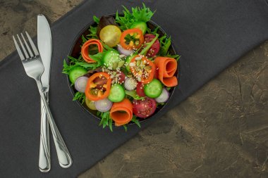 Yeni hazırlanmış yeşil ve kırmızı marullu yaz salatası.