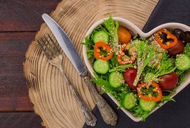 Yeni hazırlanmış yeşil ve kırmızı marullu yaz salatası.