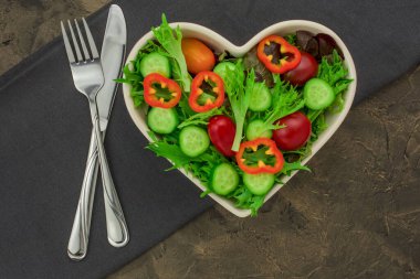 Yeni hazırlanmış yeşil ve kırmızı marullu yaz salatası.