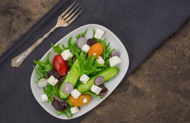 Yeni hazırlanmış yeşil ve kırmızı marullu yaz salatası.