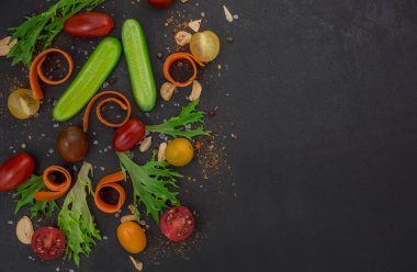  Siyah arka planda taze sebzeler. Üst görünüm.