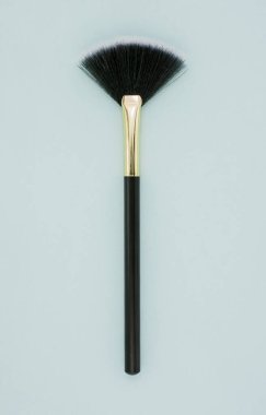 Mavi arkaplanda farklı boyutlarda makyaj fırçası