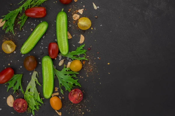  Siyah arka planda taze sebzeler. Üst görünüm.