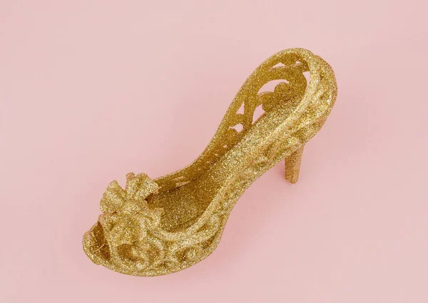 Золотые Туфли Высоком Каблуке Розовом Фоне — стоковое фото