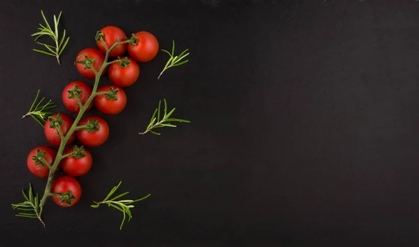 Czarna Tablica Pomidorami Warzywami Przyprawami — Zdjęcie stockowe