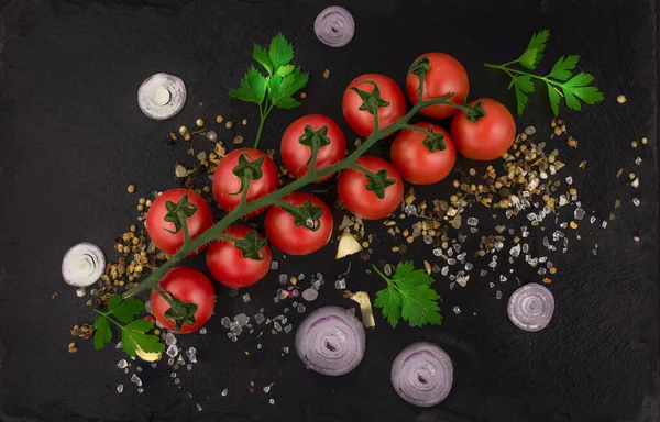 Fekete Tábla Paradicsommal Zöldségekkel Fűszerekkel — Stock Fotó
