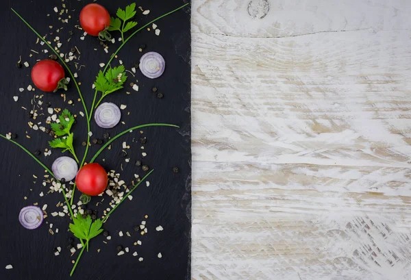 トマトと野菜とスパイスが入った黒板 — ストック写真