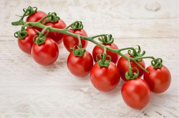 Pomidory Wiśniowe Winorośli Białym Tle — Zdjęcie stockowe