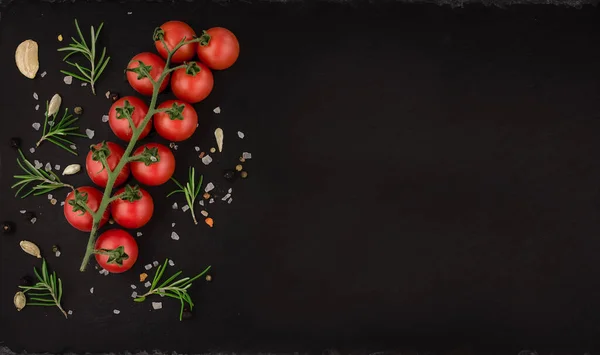 Ντομάτες Κεράσι Στο Αμπέλι Μαύρο Φόντο — Φωτογραφία Αρχείου