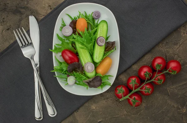 Yeni hazırlanmış yeşil ve kırmızı marullu yaz salatası.