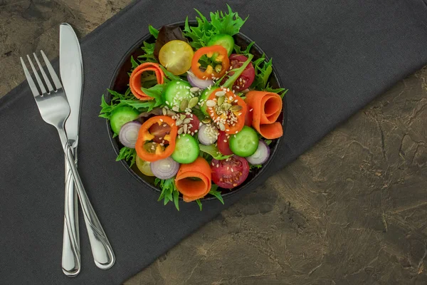 Yeni hazırlanmış yeşil ve kırmızı marullu yaz salatası.