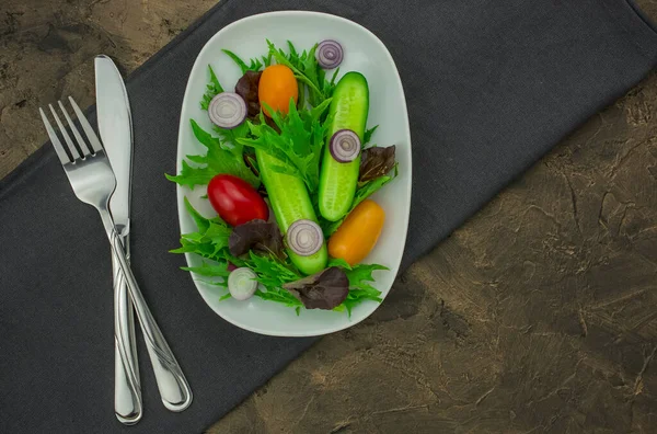 Yeni hazırlanmış yeşil ve kırmızı marullu yaz salatası.