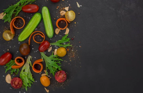  Siyah arka planda taze sebzeler. Üst görünüm.