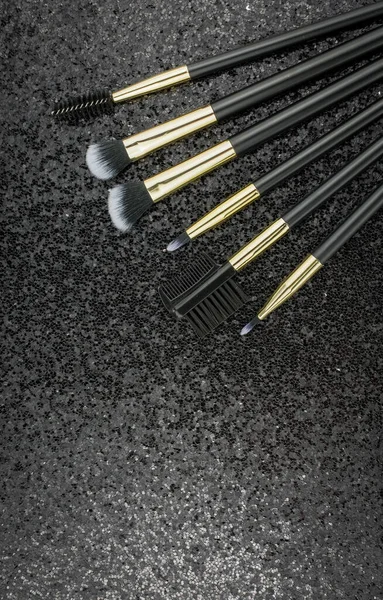 Siyah Arkaplanda Farklı Boyutlarda Makyaj Fırçası — Stok fotoğraf