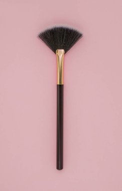 Pembe arka planda farklı boyutlarda makyaj fırçaları