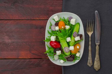 Yunan ve İtalyan gıda - tablo taze sebze salatası