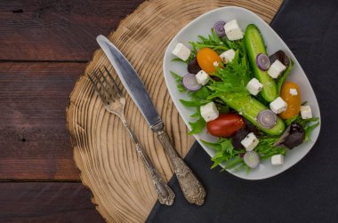 Yeni hazırlanmış yeşil ve kırmızı marullu yaz salatası.