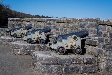 Duvardaki eski topların güzel manzarası