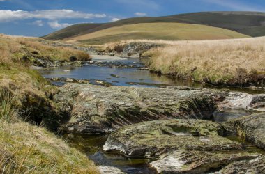 Kuzey Galler 'deki Snowdonia Ulusal Parkı' ndaki dağ deresi..