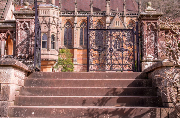 Детали фрагмента металлических золотых ворот.