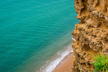 Atlantik Okyanusu dalgaları İngiltere 'de bir plaja akın ediyor.
