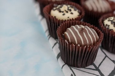 Çikolata parçacıklı enfes çikolatalı kekler.