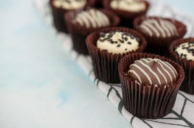 Çikolata parçacıklı enfes çikolatalı kekler.