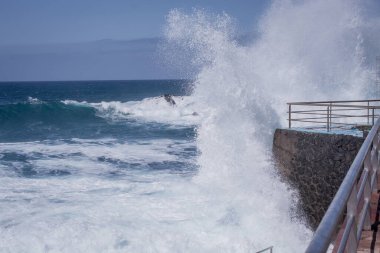 Doğal yüzme havuzunda dev okyanus dalgaları kırılıyor. 