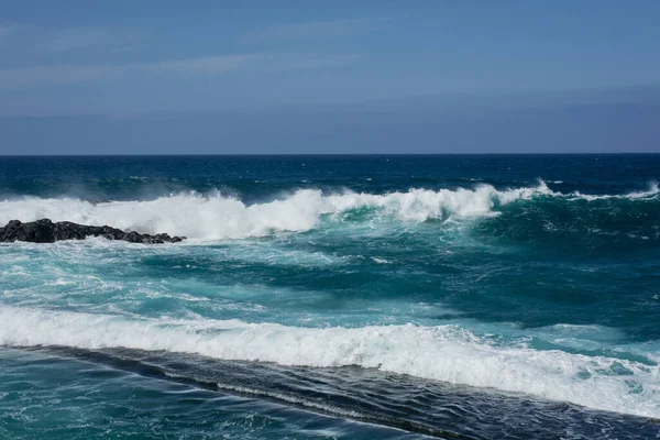 Grandes Olas Del Océano Rompiendo Piscina Natural Aire Libre —  Fotos de Stock