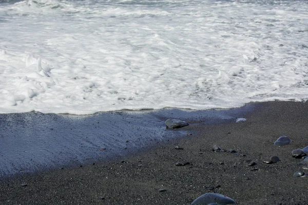 Εικόνα Της Βουλκανικής Μαύρης Άμμου Παραλία Και Κύματα — Φωτογραφία Αρχείου