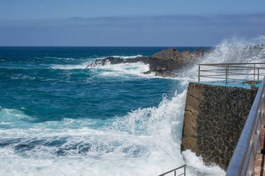 Doğal yüzme havuzunda dev okyanus dalgaları kırılıyor. 