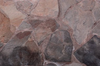 Karışık taşlı ve değişik şekilli taş duvarlar.