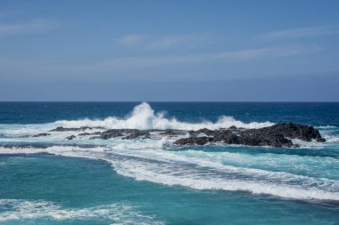 Doğal yüzme havuzunda dev okyanus dalgaları kırılıyor. 