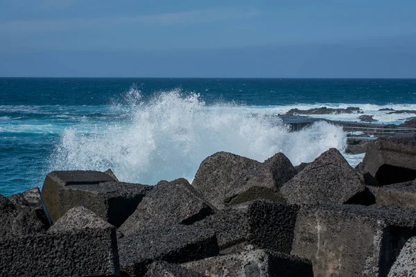 Grandes Olas Del Océano Rompiendo Piscina Natural Aire Libre —  Fotos de Stock