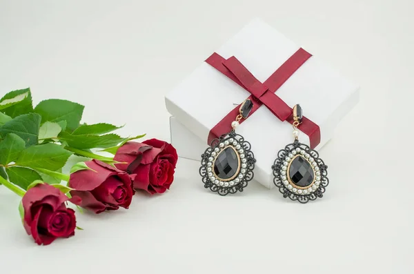 White Background Roses Gift Box Jewellery — Fotografia de Stock