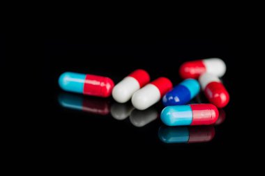 Siyah arkaplan üzerindeki tabletler