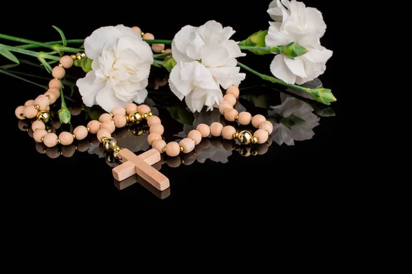木制基督教十字架 玫瑰珠和花朵的遮掩 — 图库照片