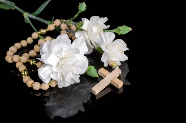 Закрытие Деревянных Христианских Крестовых Молитвенных Розеток Цветков — стоковое фото