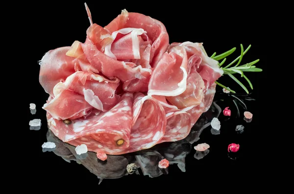 Salami Plakjes Met Kruiden Zwarte Achtergrond — Stockfoto