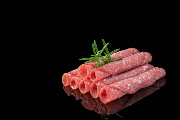 Fatias Salame Com Ervas Fundo Preto — Fotografia de Stock