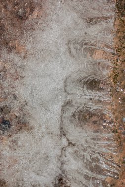 Temiz ve temiz su ve ilginç nehir manzarası.
