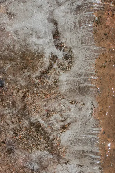 Temiz ve temiz su ve ilginç nehir manzarası.
