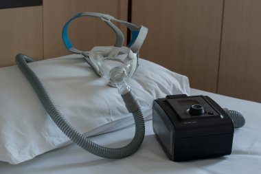 Hava hortumu ve maskesiyle CPAP makinesi 